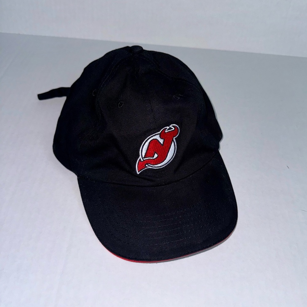 Never-worn 2013 NHL NJ Devils adjustable black cap red brim trim
